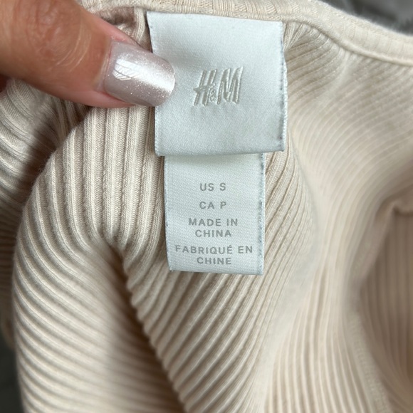 H&M Stretchy Buttoned Top - Picture 3 of 3